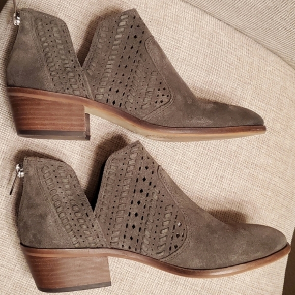 Vince Camuto ankle booties, sage green suede sz 9, cute cutout detail, 2" heel - Picture 6 of 15